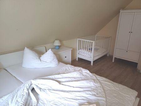 Kinderzimmer mit getrennten Betten und Spielecke