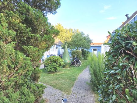 Ausreichend Fahrrad- und Autostellplätze sind vorhanden